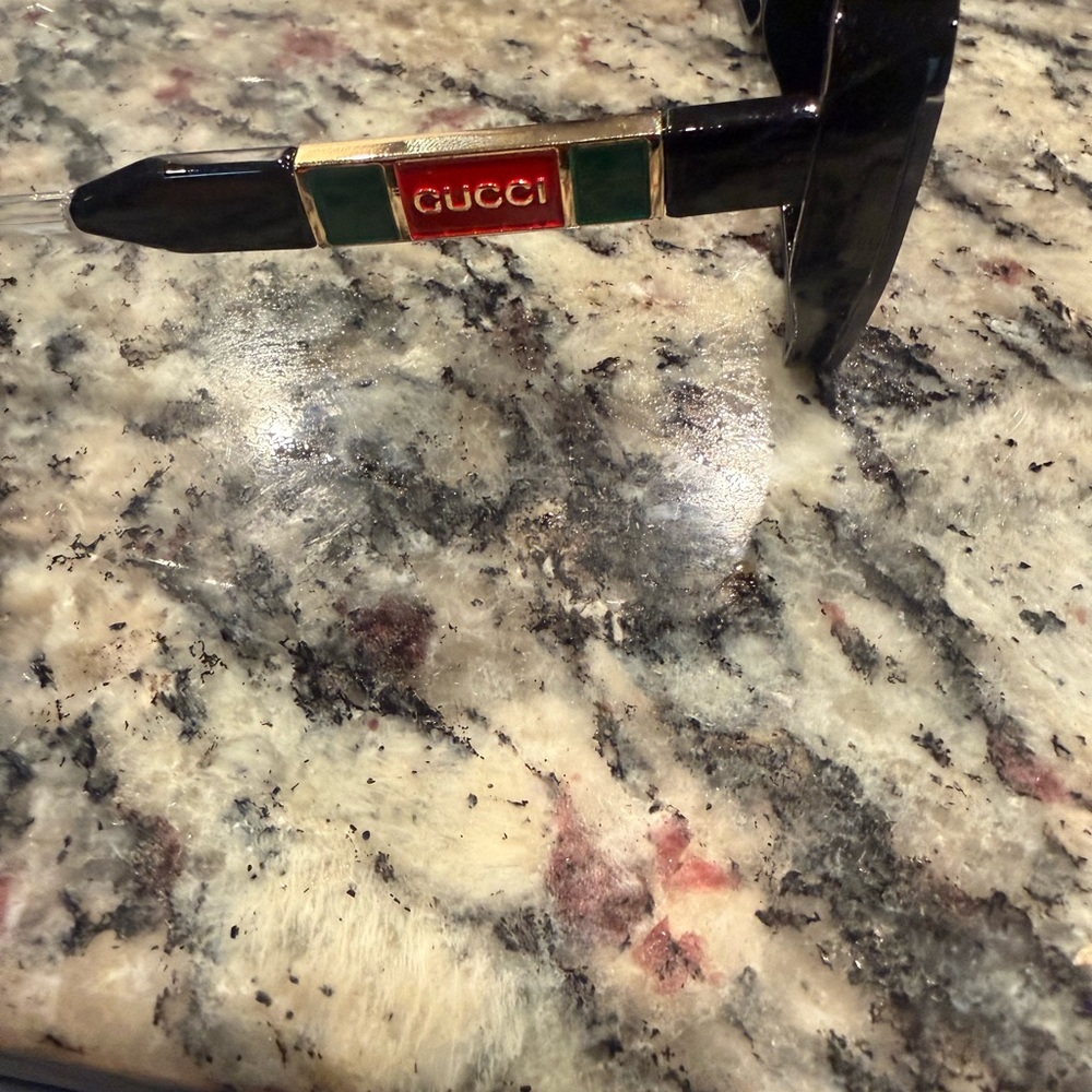 Gucci Women's Black Sunglasses with Gradient Lenses - Picture 2 of 9